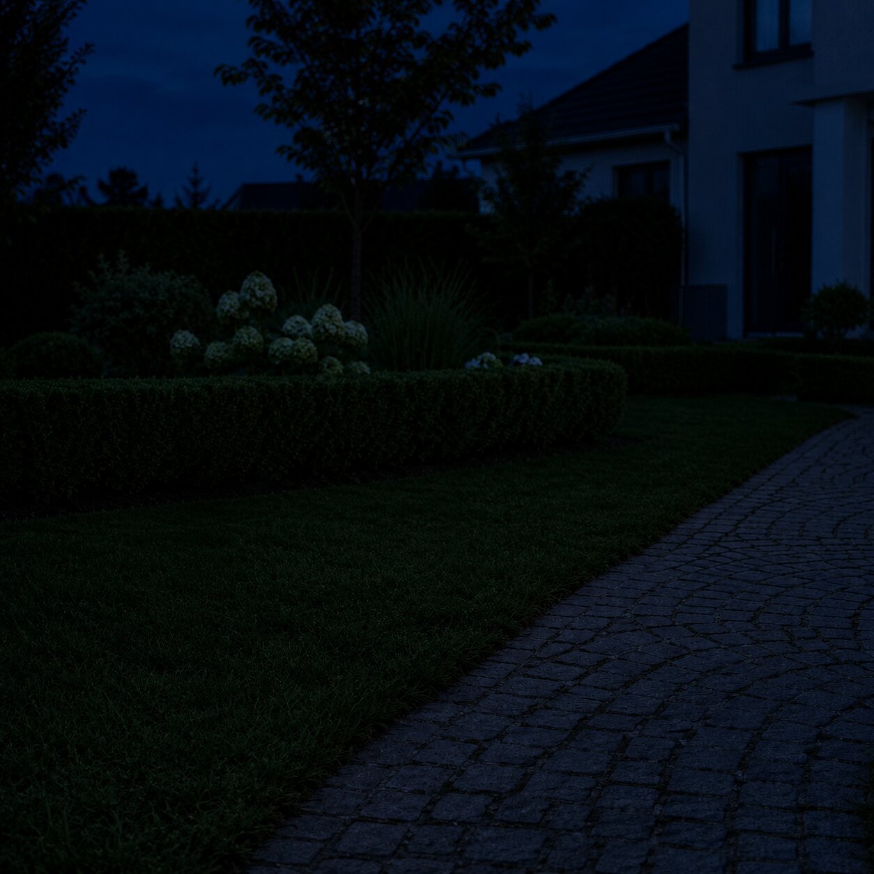 Garten ohne LumiGlow — dunkel